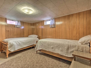 Nostalgic & Retro Anaconda Home, Walk to Town