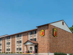 Super 8 by Wyndham St Charles