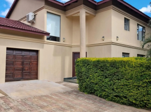 Beautiful 3 bedroom home in a gated complex with private garden and pool