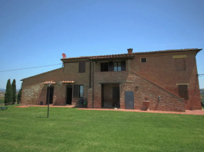 Spacious Tuscan Farmhouse