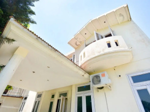 OYO 40005 Corner House