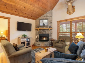 Simons Treetop Cabin 2 BDR in Popular Resort!