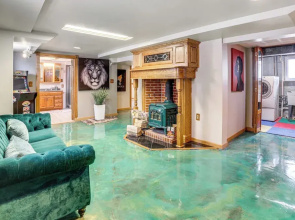 Private Hot Tub & Patio! Chicagoland Extended Stay