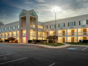 HomeTown Inn by Red Roof East Syracuse