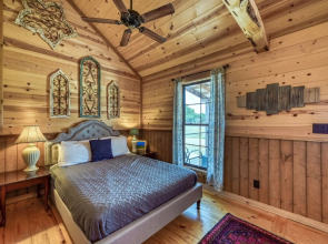 Cozy Cabin in the Heart of 290 Wine Trail