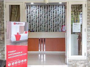 RedDoorz Syariah near Graha Pena