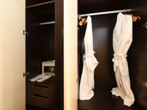 Отель Ansen Suites