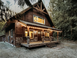 22mbr - Wi-fi - Fireplace - Pets Ok - Sleeps 8 4 Bedroom Cabin by Redawning