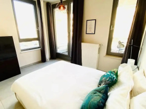 Large Studio in Center with Terrace