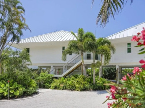Arcadia-stunning Gulf Front Beauty! 4 Bedroom Home by RedAwning