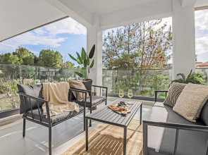 Sanders Triple - Lovely 1-bdr Apt With Balcony