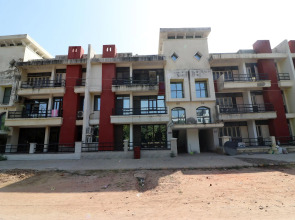 OYO 23221 Amigos Suites