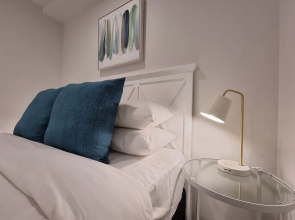 Luxe Apt w Harbour-Sunset Views -Parking