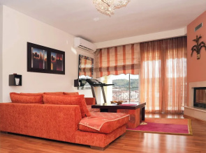 Central Grevena Retreat With Mountain Views