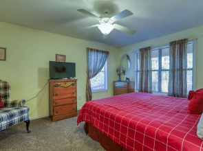 Rivendell Creekside  - 3 Bedrooms, 2 Baths, Sleeps 6 Cabin by RedAwning