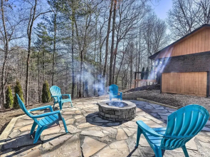 Unwind Fireside: Serene Murphy Escape w/ Hot Tub!