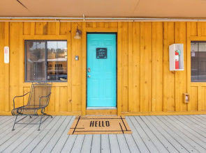 Steps to Main Street! Cozy Red River Getaway