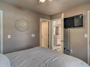 Modern Resort Condo ~ 3 Mi to Branson Landing