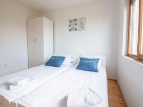 Casa Farmak - 4 Bedroom Lux Apartment with Infinity Pool & Lake View