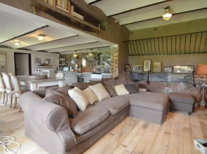 Pleasant Holiday Home in West Flanders with Enclosed Garden & Hot Tub