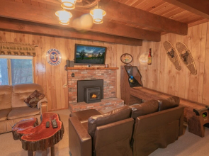 Big Wood Pines - Relaxing Home With A Large Fenced Yard For Your Furry Friends To Enjoy! 3 Bedroom Home