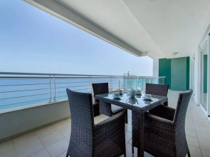 Seafront Luxury Apartment, Pool and Great Location