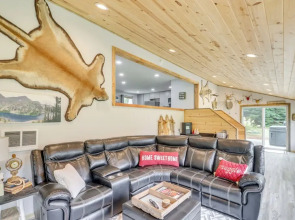 Bigfork Cottage w/ Hot Tub ~ 6 Mi to Flathead Lake