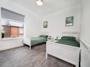 Modern Spacious 2 br House in Leigh, Free Parking