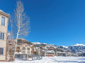 Etta Place Too 113 by Avantstay Close to Town & The Slopes! In Complex w/ Communal Pool & Hot Tub