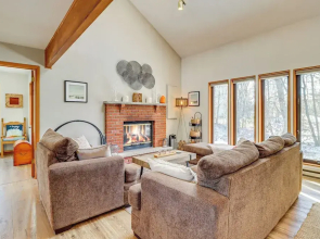 Private Spa, Fire Pit & Deck: Poconos Home!