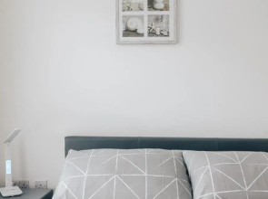 Central 2 double bedroom flat with parking