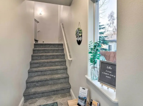 Stunning Anchorage Townhome ~ 5 Mi to Dtwn!