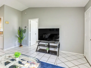 7 Mi to Beach: Cozy Home w/ Yard in Englewood!