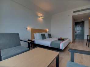 OYO Townhouse 76768 The Bluebay ECR