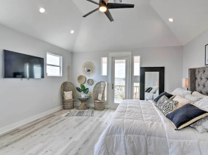 Walk to Beach: Chic Crystal Beach Escape w/ Deck!