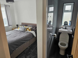 3-beds, Sleeps 6 Walking Distance to Castle & Town