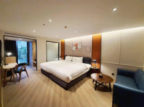 The Quart Ruamrudee by UHG