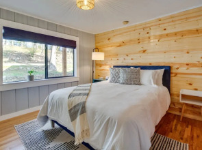 Henderson Cabin w/ Deck & Scenic Lake Views!