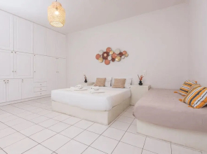 Golden Sunrise Suites - Santorini Family Suite