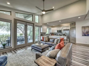Upscale 5BR Home on Lake Travis With Hottub & Lake Views
