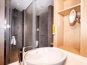 Отель Premier Inn Dubai Dragon Mart