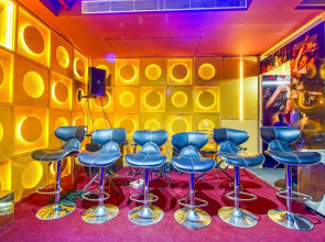 Fabhotel White Klove