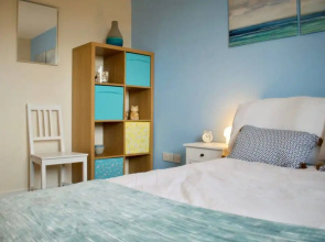 Colourful and Spacious 2 Bedroom Leith Home