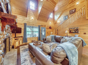 Hot Tub + Game Room: Family Retreat in Broken Bow