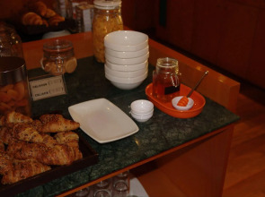 Chic & Basic Velvet Hotel