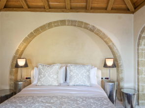 Moni Emvasis Luxury Suites