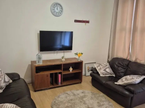 Spacious Large 4BR Home Train Station University