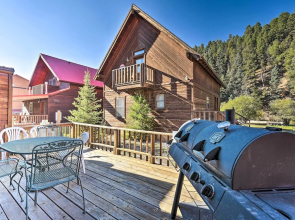 Ski-in/ski-out Red River Cabin w/ Mtn Views!