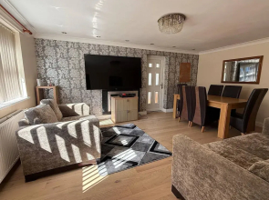 Spacious 6 Bedroom Family House