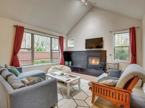 Walk to Autzen Stadium, 3 Mi to UO! Home w/ Patio